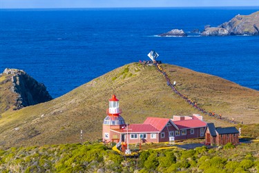 Confín austral de América, donde se encuentran las aguas del Pacífico y el Atlántico, entre islas y acantilados que marcaron la historia de la navegación.